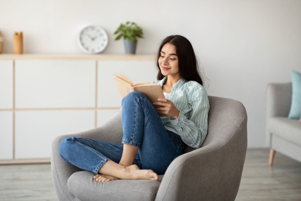Lesekompetenz Fremdsprache: Frau liest im Sessel