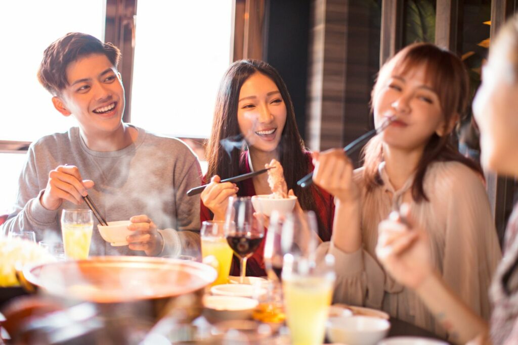 seltene Sprache lernen: Chinesische Freunde beim Essen