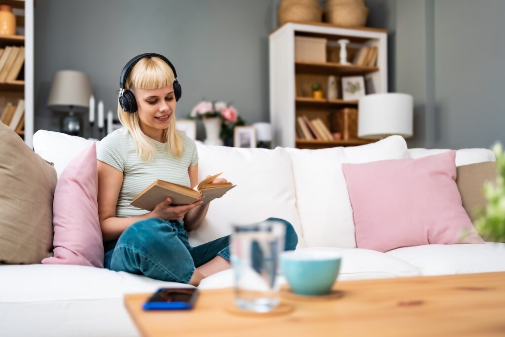 Sprachlern-Routine: Frau auf dem Sofa mit Buch
