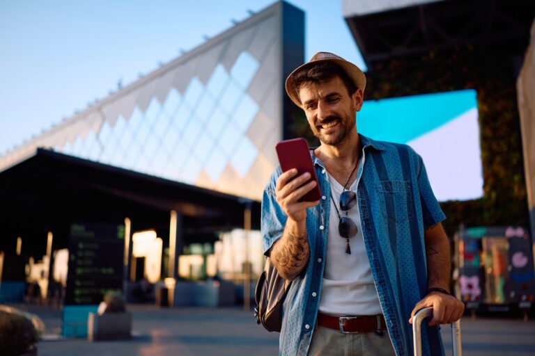 Reisende nutzt eine Sprachlern-App auf dem Smartphone am Flughafen