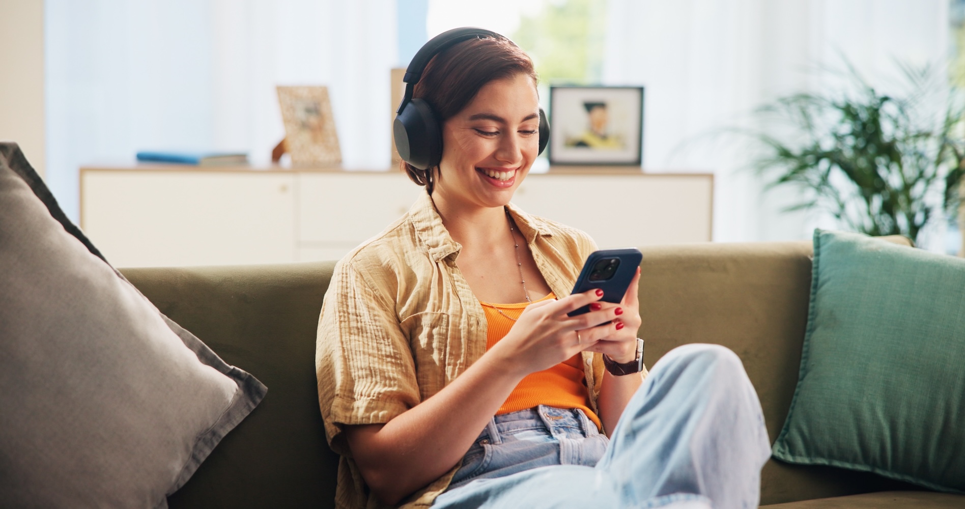 Schülerin lernt Vokabeln mit dem Smartphone